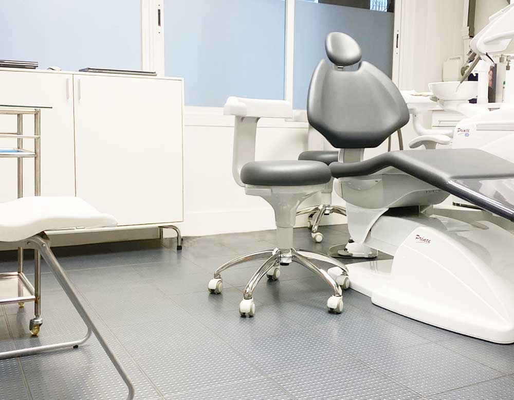 sillón gris instalaciones Clínica Sánchez-Campos clínica estética dental